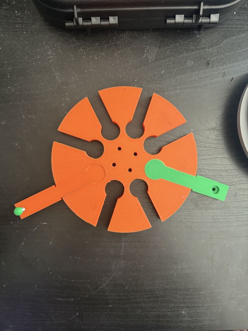 Top-down view of the printed V1 hub with two arms attached at different angles