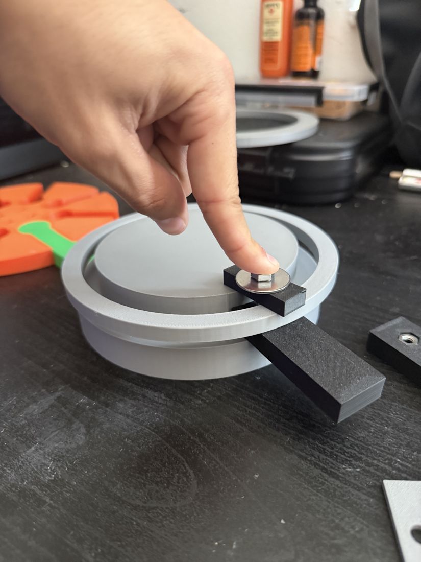 Printed V2 hub with clamping ring on top and a black arm piece threaded through